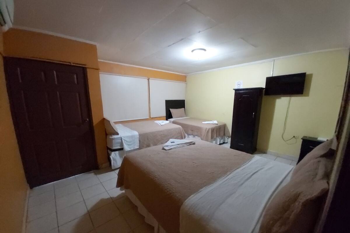 Triple Room | WiFi (free), bed sheets