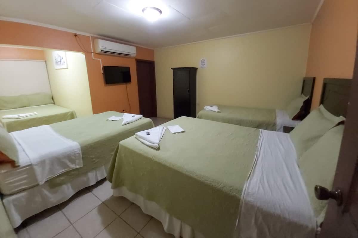 Quadruple Room | WiFi (free), bed sheets