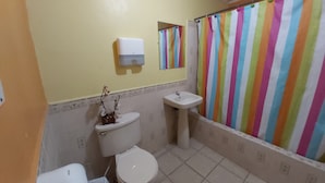 Chambre quadruple | Salle de bain