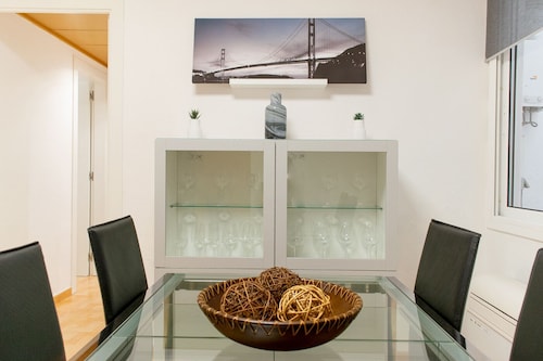 Ahllenrock – Modern apartment in Cornellà, close to the metro and airport