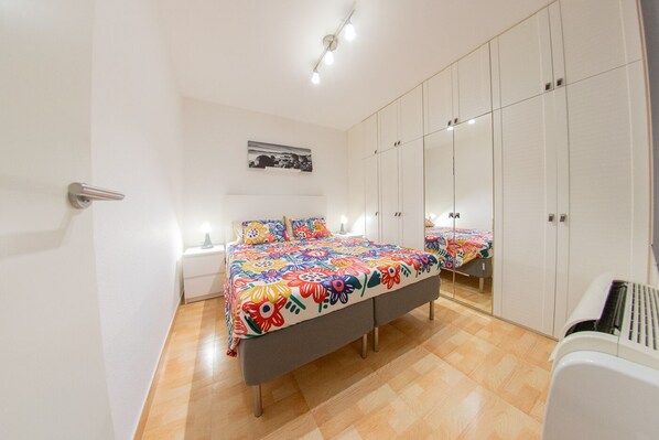 3 habitaciones, tabla de planchar con plancha y cuna de viaje 