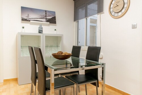 Ahllenrock – Modern apartment in Cornellà, close to the metro and airport