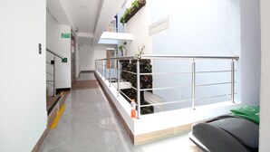 Economy Double Room | Hallway - Hotel Porton Estadio (Medellín)