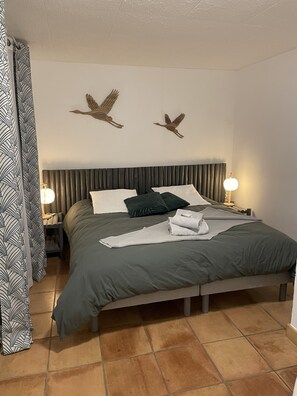 5 quartos, ferros/tábuas de passar roupa, berço de viagem