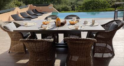 Villa climatisée avec piscine , vue MER et MONTAGNE, accÚs PLAGE à 600M