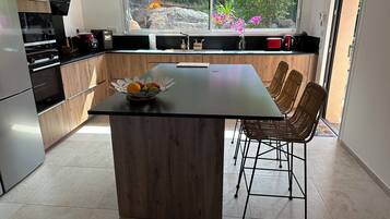 Coffee/tea maker, fridge, microwave, oven