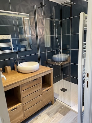 Een douche, een haardroger, handdoeken