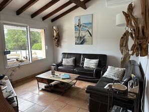 Smart-TV, DVD-Player, Tischtennisplatte, Bücher