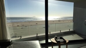 Un balcón con vista a la playa y al océano.