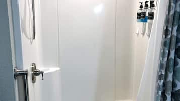 Ducha, secador de pelo, toallas, jabón