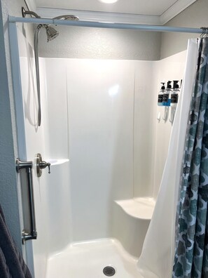 Shower, hair dryer, towels, soap - Apartment in private home, sleeps 7 guest (Freeport)