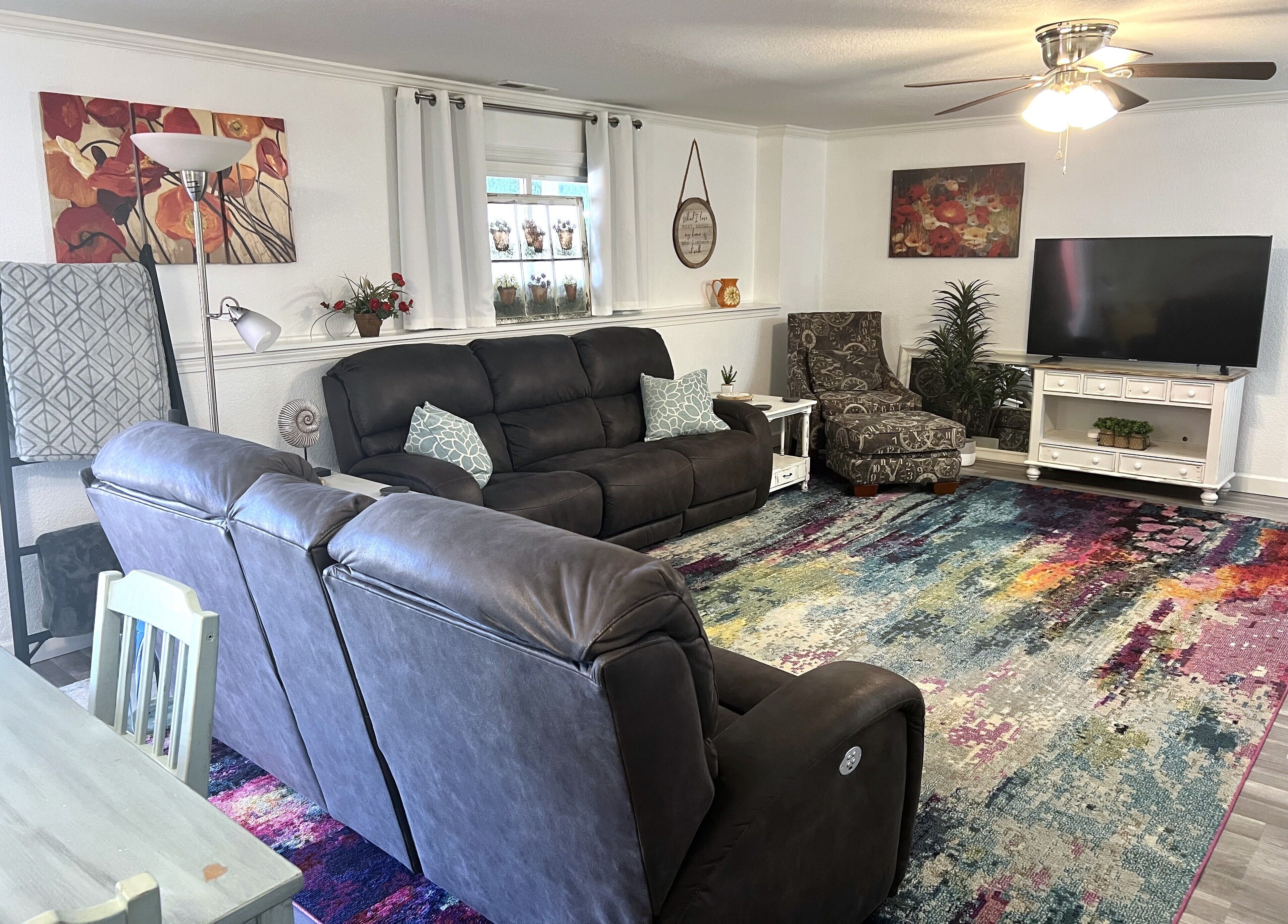 Smart-TV, peis, bøker og stereoanlegg