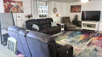 Smart-TV, Kamin, Bücher, Stereoanlage