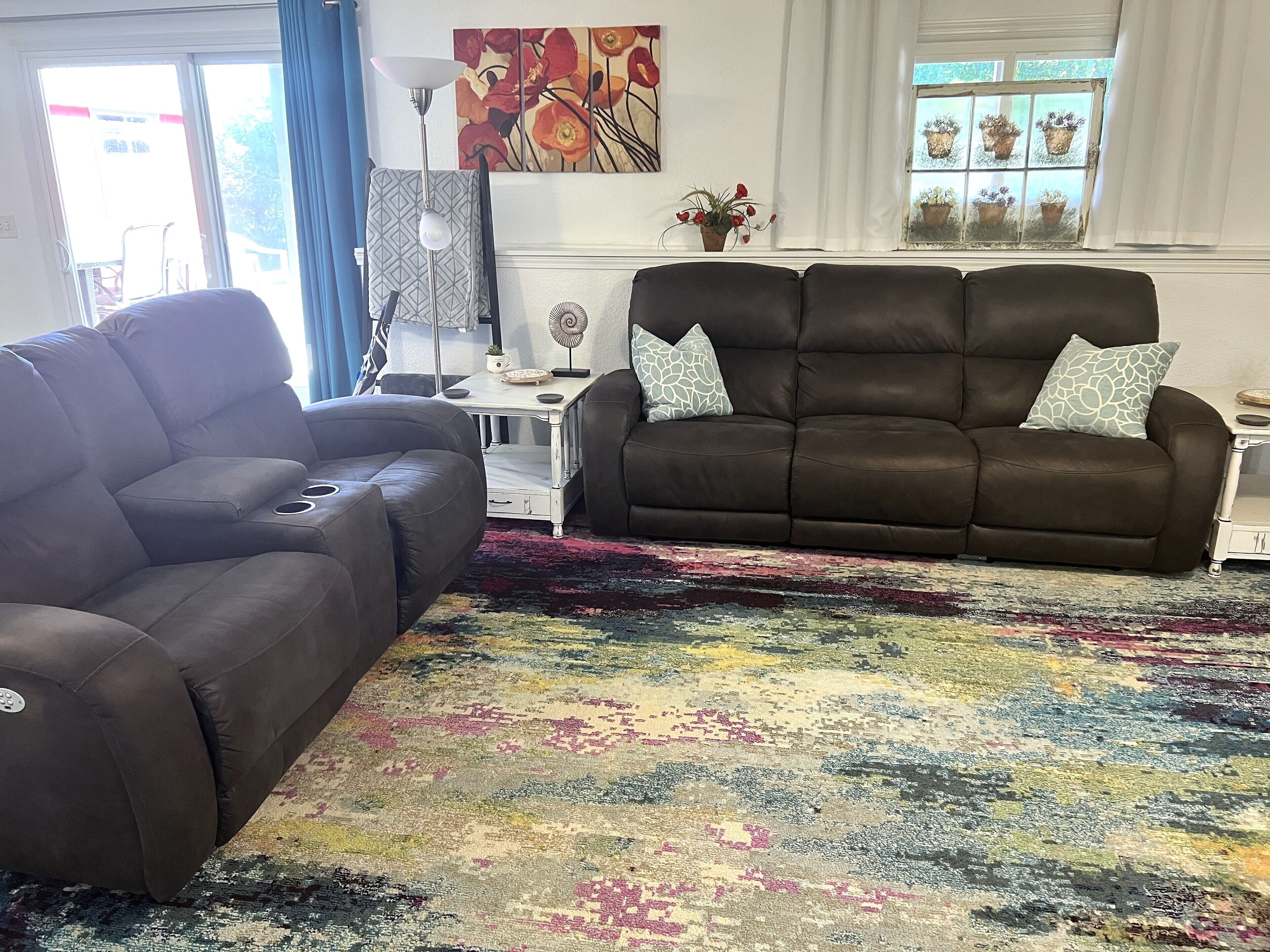 Smart-TV, Kamin, Bücher, Stereoanlage