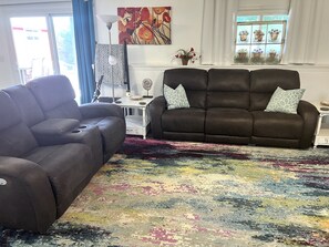 TV connectée, cheminée, livres, chaîne hi-fi