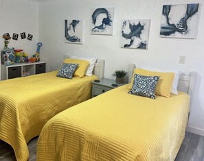 2 Schlafzimmer, Zimmersafe, Schreibtisch, Bügeleisen/Bügelbrett