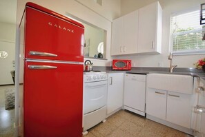 雪櫃、咖啡機/沖茶器、廚房用具/餐具/器皿