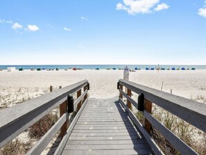 Sur la plage, chaise longue