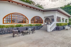 Terrace/patio - Wonderful ocean-view Flamingo beach house Secure gate, pool, walk to the beach (Flamingo Beach)