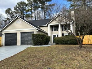 Exterior - MIMI MANSION ...SPACE GALORE!!.. 16 SLEEPS IN LUXURIOUS  COMFORT FOR LESS  (Decatur)