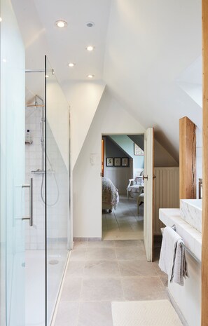 Douche, sèche-cheveux, papier toilette