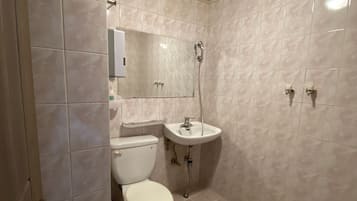 Kamar Deluks | Kamar mandi | Shower, perlengkapan mandi gratis, pengering rambut, dan handuk
