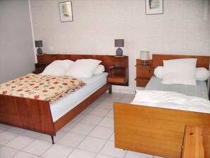 2 bedrooms, iron/ironing board, WiFi