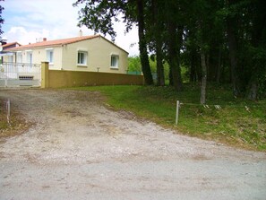 Property grounds - Homerez - Apartment in Breuillet (Breuillet)