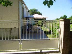 Terrace/patio - Homerez - Apartment in Breuillet (Breuillet)