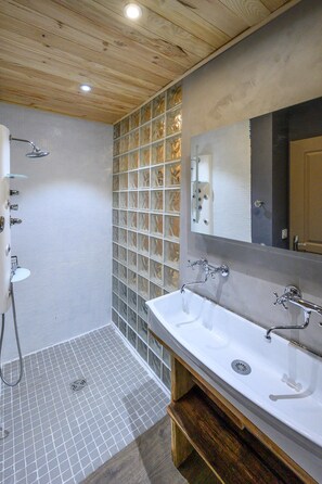 Baignoire, serviettes fournies