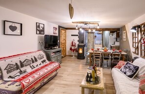 Un salon confortable avec un canapé, un téléviseur et une cheminée.