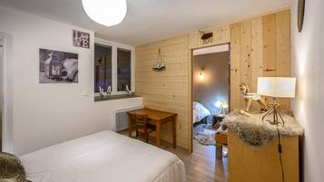 3 bedrooms, desk, iron/ironing board, WiFi