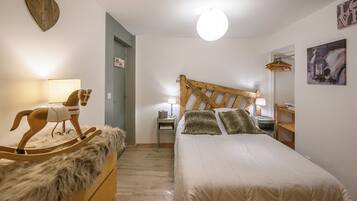 3 Schlafzimmer, Schreibtisch, Bügeleisen/Bügelbrett, Reisekinderbett