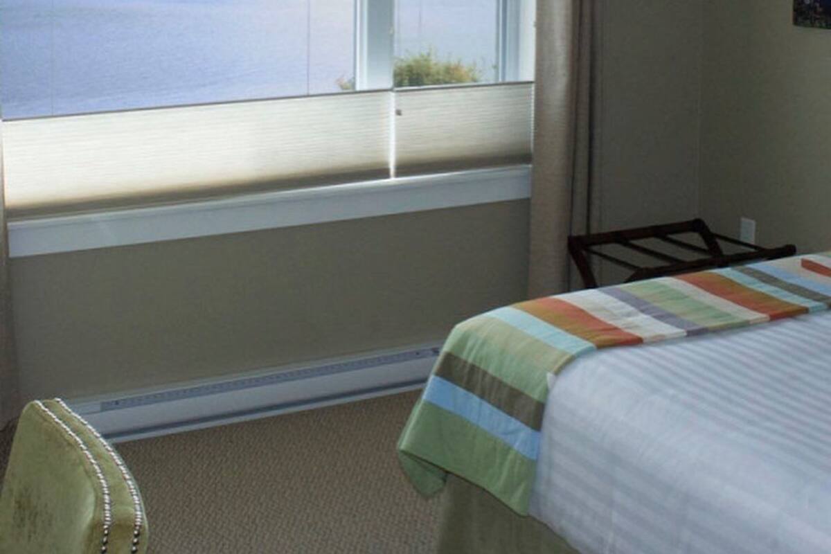 Standard Room, 1 Queen Bed, Private Bathroom, Bay View