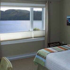 Standard-huone, 1 keskisuuri parisänky, oma kylpyhuone, näköala lahdelle | Työpöytä, kannettavalle tietokoneelle sopiva työtila, pimennysverhot