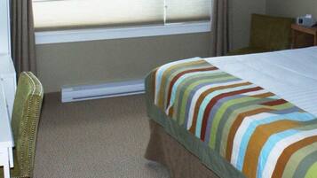 غرفة عادية - سرير ملكي - بحمام خاص - منظر للخليج | مكتب ومساحة عمل للكمبيوتر المحمول وستائر تعتيم ومكواة/لوح كي