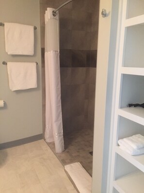 Standard Room, 1 King Bed, Private Bathroom, Bay View | Bathroom shower