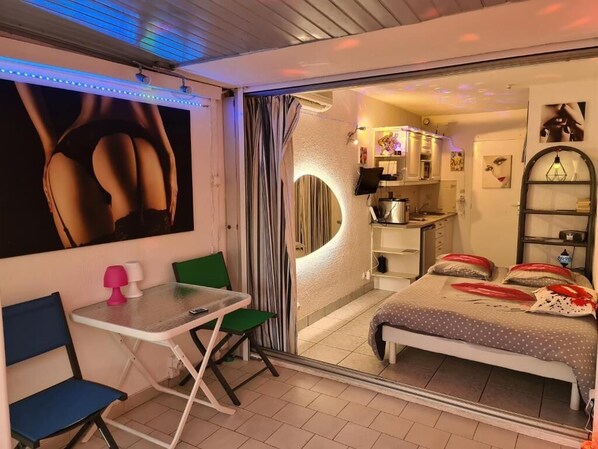 1 slaapkamer, een strijkplank/strijkijzer, gratis wifi, beddengoed