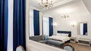 Une chambre moderne avec un grand lit, un canapé-lit, un bureau et une chaise.