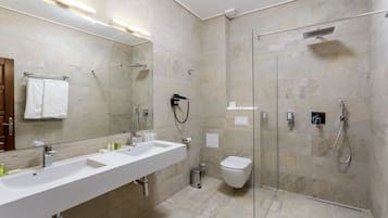 Ducha, secador de pelo, batas, pantuflas