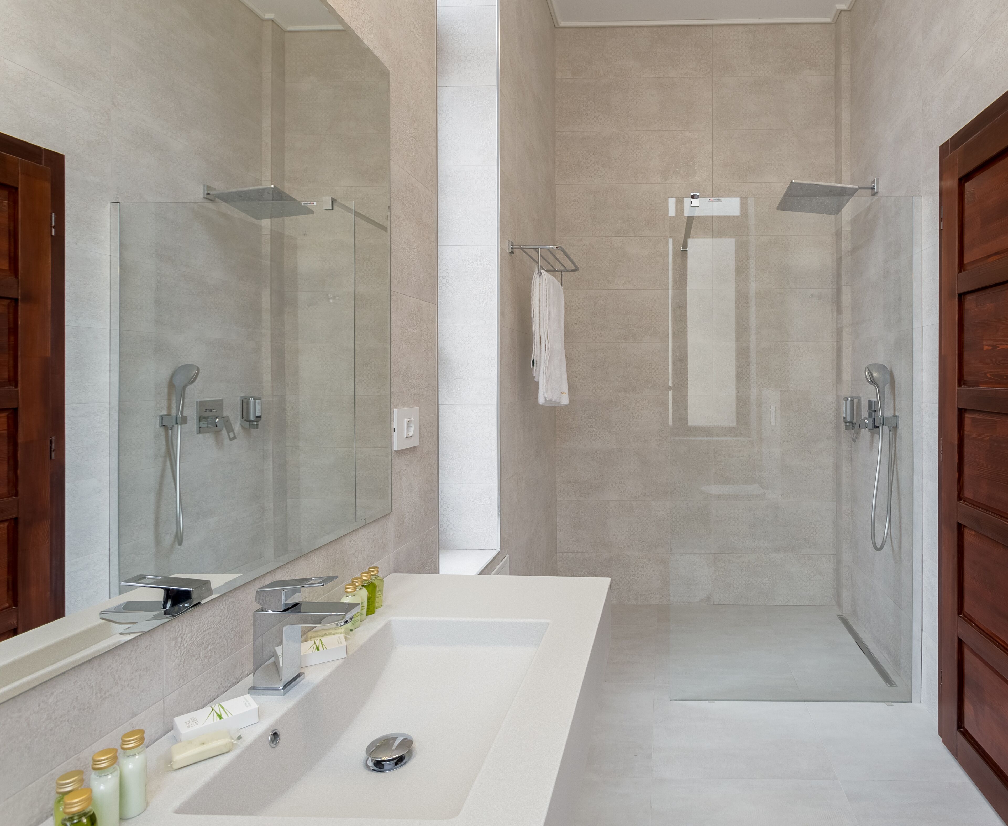 华丽开间套房, 1 张特大床和 1 张沙发床, 无烟房 (Junior) | 浴室 | 淋浴设施、吹风机、浴袍、拖鞋