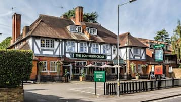 Vista frontal de la propiedad