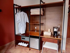Deluxe-Doppelzimmer, 2 Queen-Betten, Balkon, Stadtblick | Minibar, Zimmersafe, individuell eingerichtet, Schreibtisch