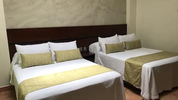 Habitación familiar, 2 habitaciones, 2 baños | 1 habitación, minibar y caja de seguridad en la habitación