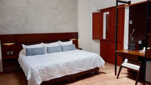 Camera Deluxe, 1 letto king | Minibar, una cassaforte in camera, con arredamento individuale
