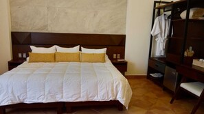 Deluxe Room, 1 King Bed, Balcony, City View