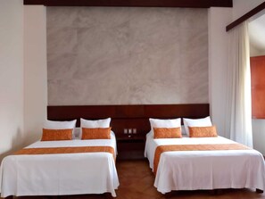 Deluxe-Doppelzimmer, 2 Queen-Betten, Balkon, Stadtblick | Minibar, Zimmersafe, individuell eingerichtet, Schreibtisch