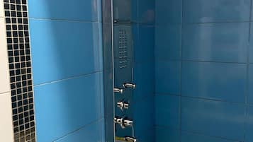 Artículos de tocador gratuitos, secador de pelo, pantuflas, bidet