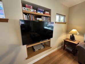 Smart-TV, DVD-Player, Bücher
