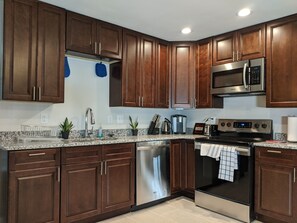 Réfrigérateur, four à micro-ondes, un four, surface de cuisson